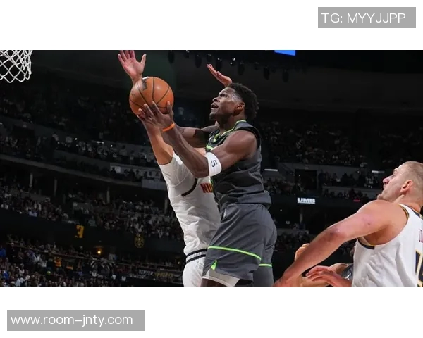 爱德华兹表现平平半场投篮命中率不佳仅得9分1板3助